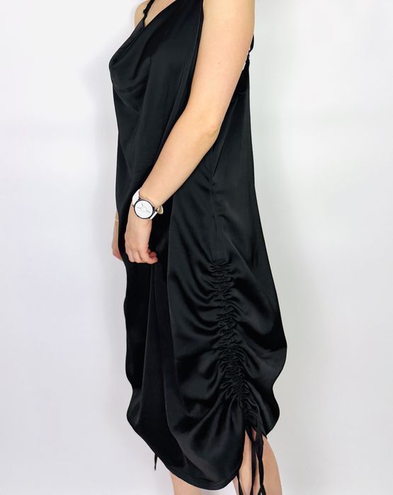 Czarna satynowa sukienka na ramiączkach 6XL 52