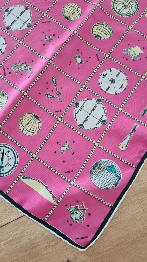 Chusta Apaszka Gawroszka Poszetka. Znaki zodiaku. Horoskop. Różowa