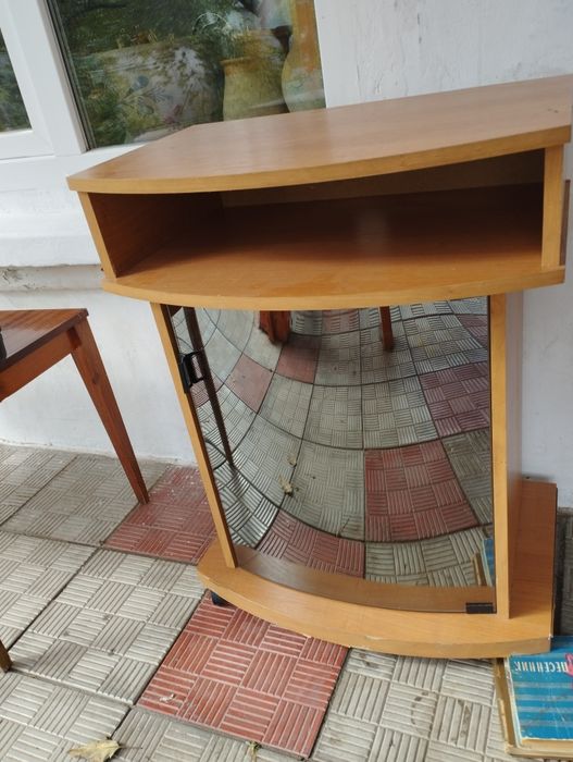 Тумбочка під телевізор, не має однієї ніжки