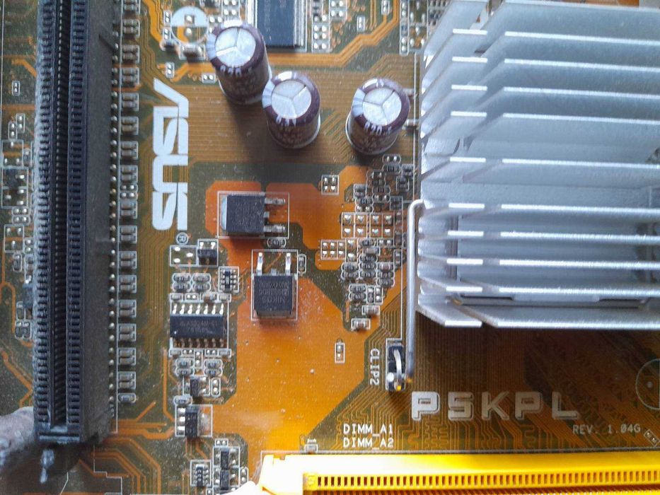 Материнська плата на пк.