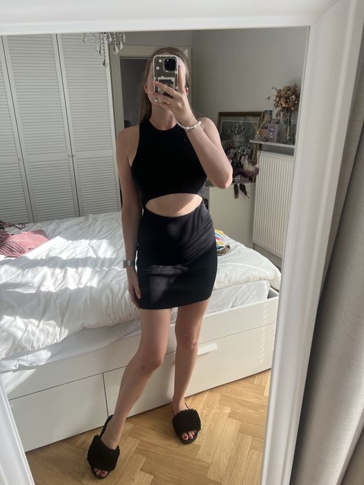 Czarna obcisła sukienka Bershka XS/S mała czarna odkryty brzuch y2k