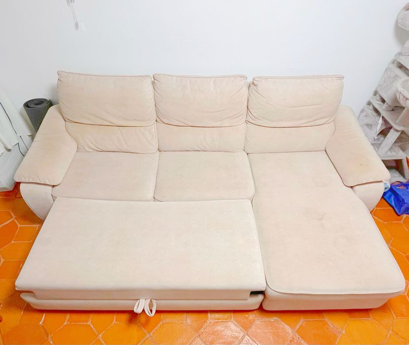 Sofá-cama confortável em bom estado