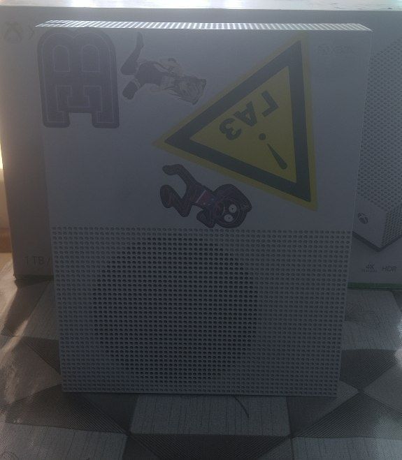 !!СРОЧНО Xbox one s 1-тb. СРОЧНО!!