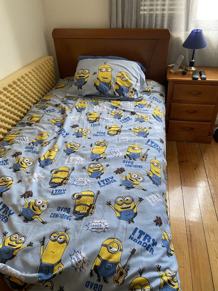 Cama de solteiro com duas camas