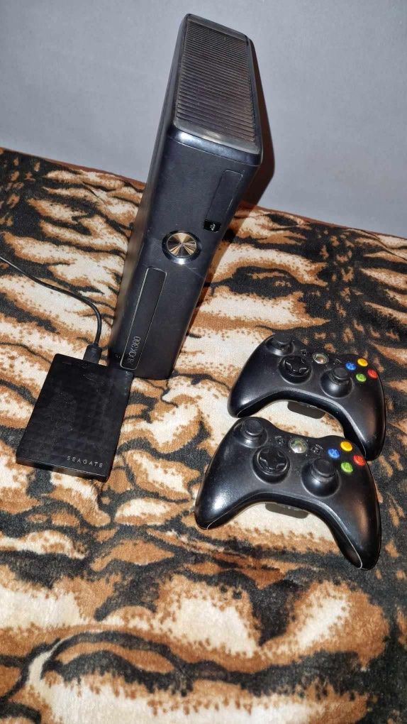 Sprzedam xboxa 360  z dyskiem twardym  sporo gier