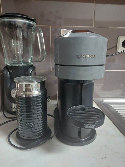 Máquina de café Nespresso Vertuo Next + Aeoroccino