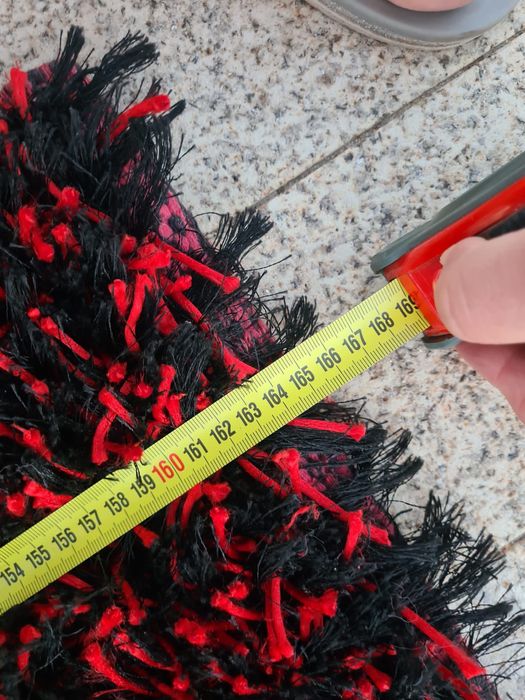 Tapete de pêlo vermelho e preto média