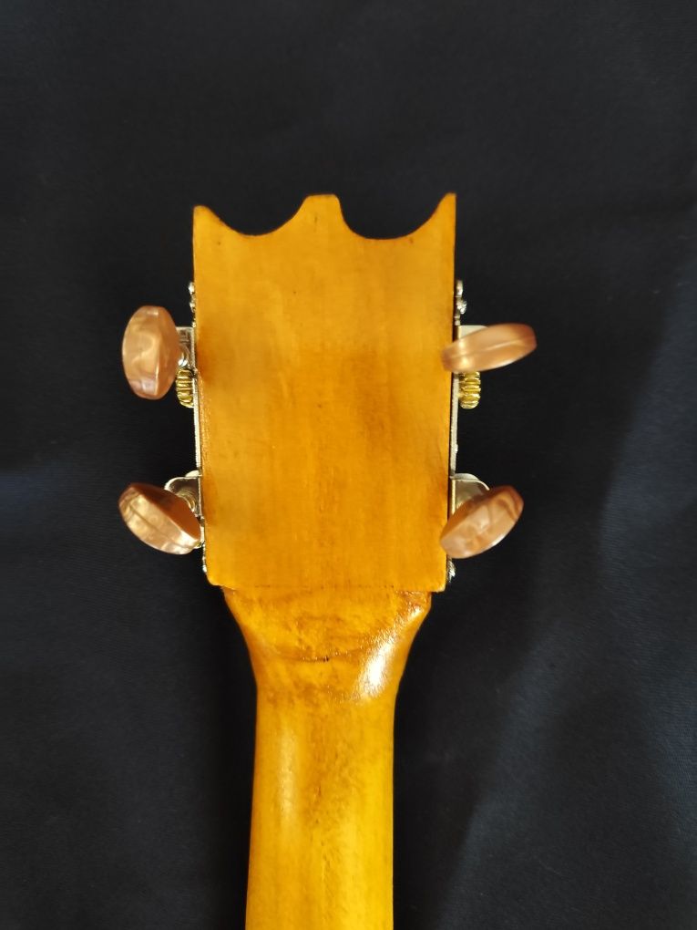 Cavaquinho novo, construído em Cedro de zona fria