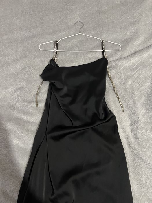 Шикарное чёрное платье с бретелями из страз