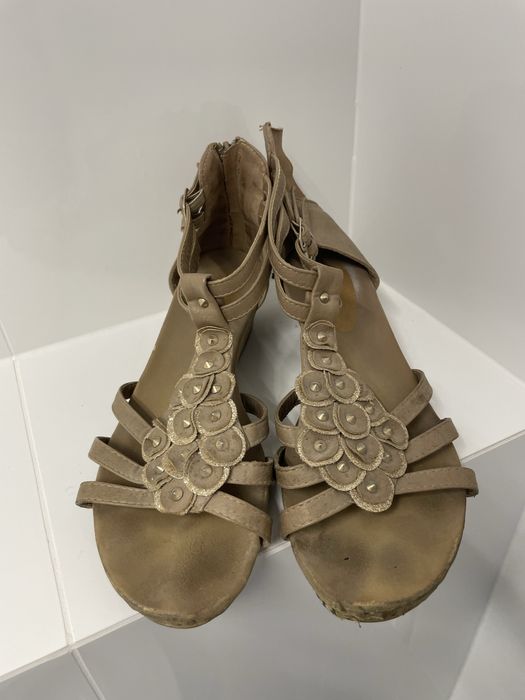 Sandały zapinane 39