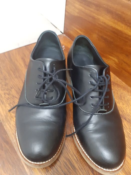 Sapatos em pele pretos