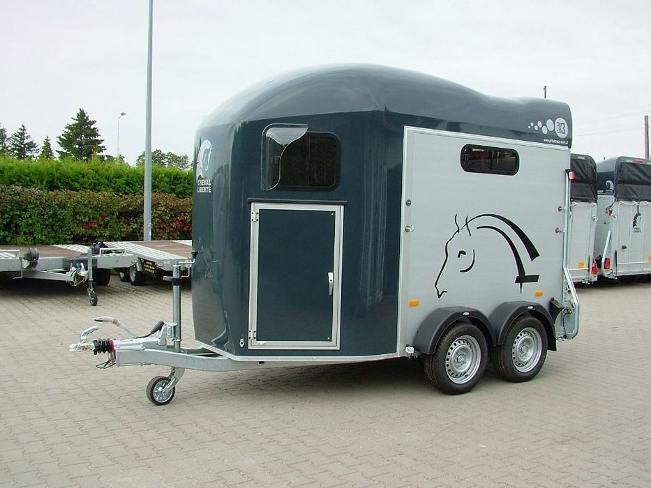 Debon Gold 3 Przyczepa do przewozu dwóch koni Cheval Liberte  Przyczepa Aluminiowa Przyczepa dwukonna Cheval Liberte Debon