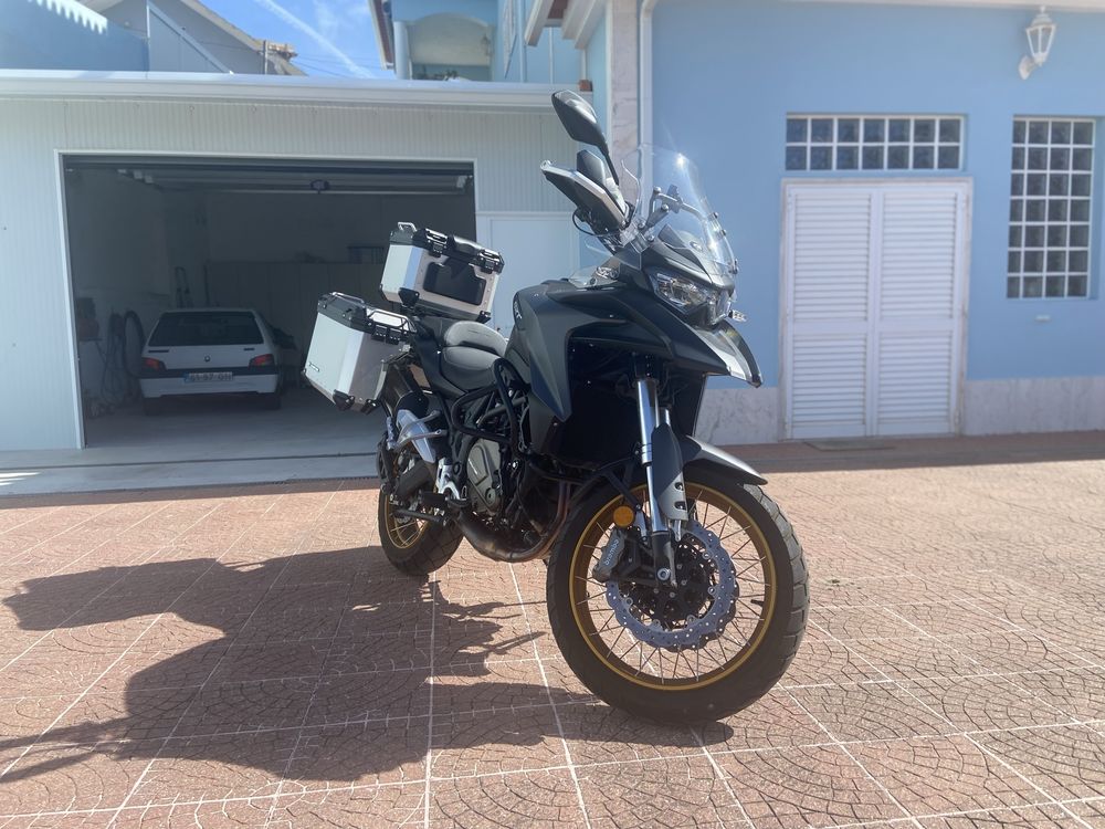 Oportunidade!! Vendo QJ SRT 700 x preta com 1 ano!