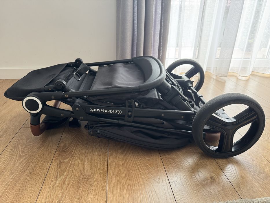 Wózek spacerowy Kinderkraft GRANDE PLUS czarny z brazową rączką