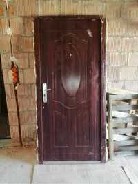Drzwi zewnętrzne wiśniowe z wkładka i futryną