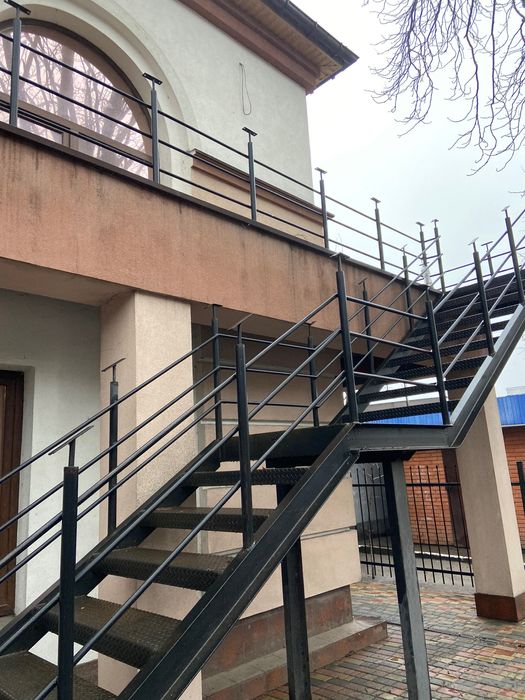 Продам будівлю комерційного призначення.