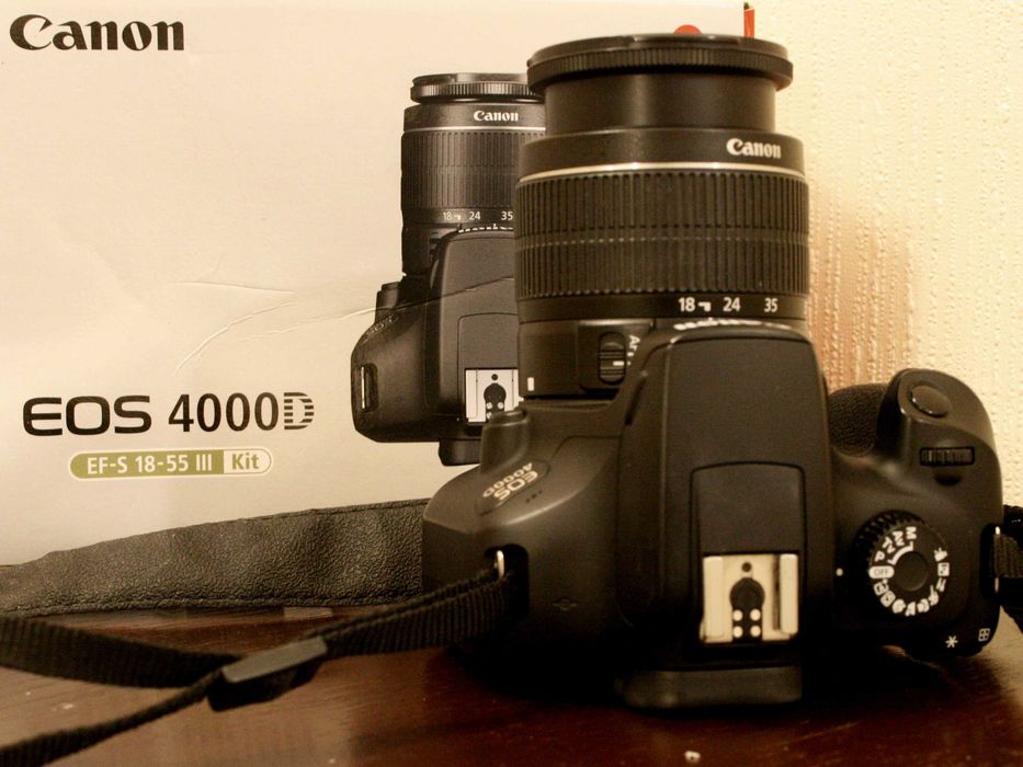 Продам цифровий дзеркальний фотоапарат Canon 4000d