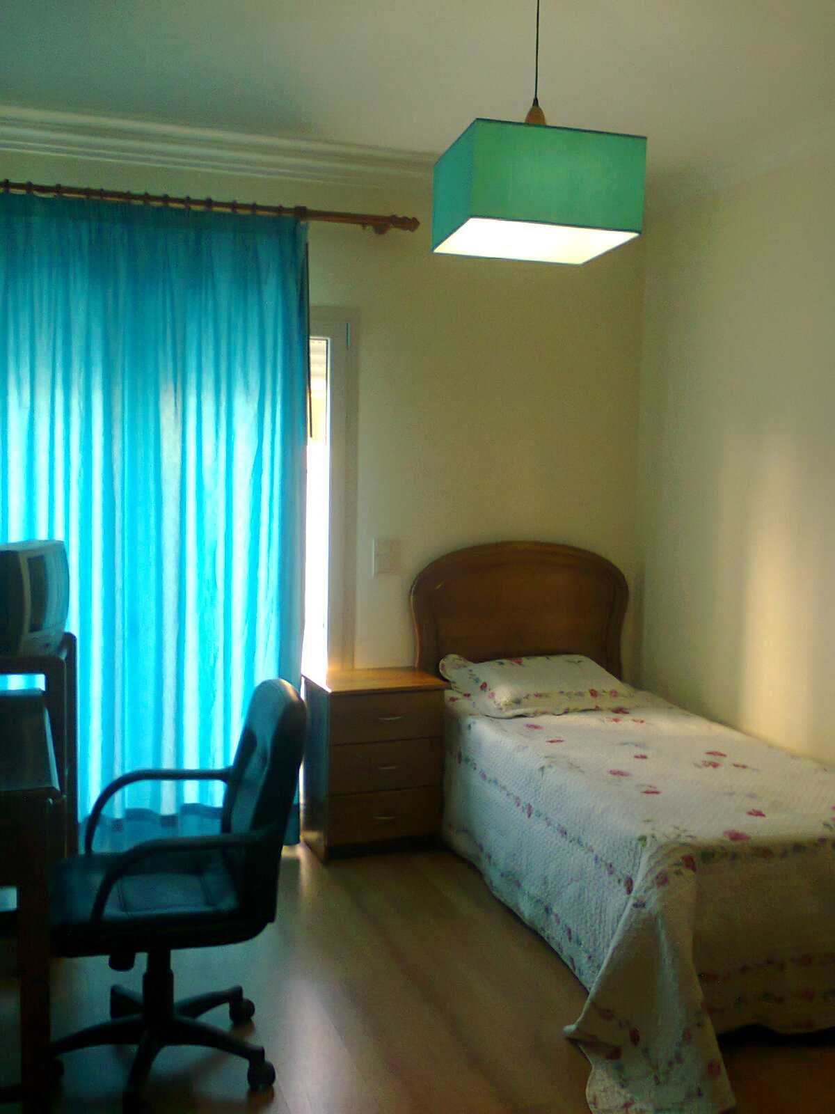 quarto a menina estudante perto da faculdade