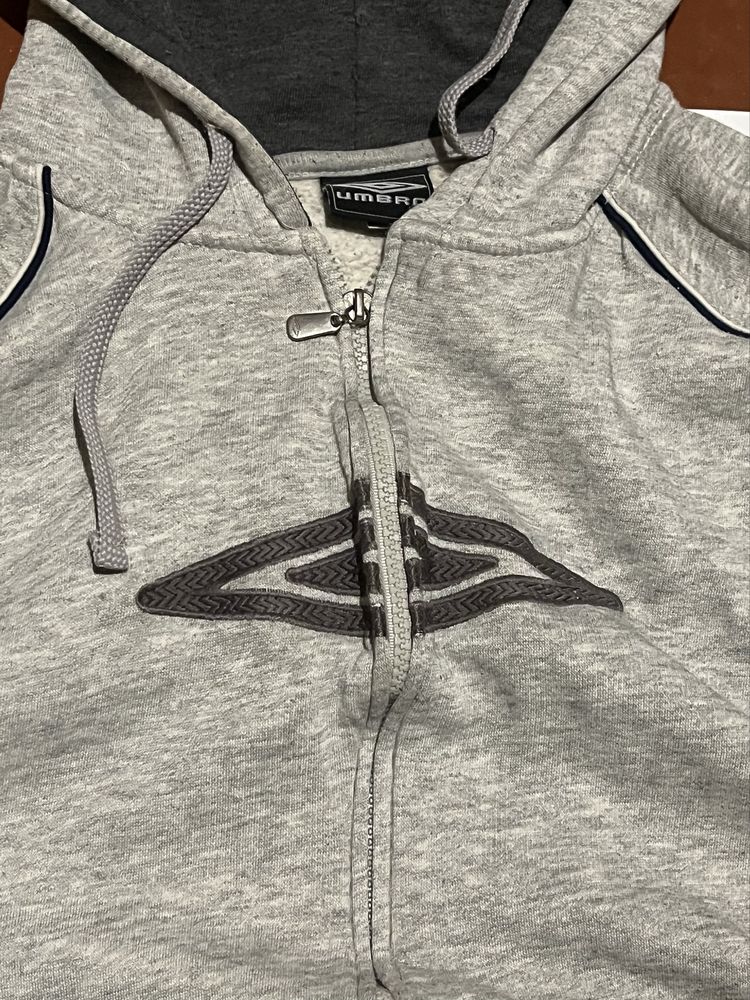 зіпка від umbro в хорошому стані, розмір по факту М