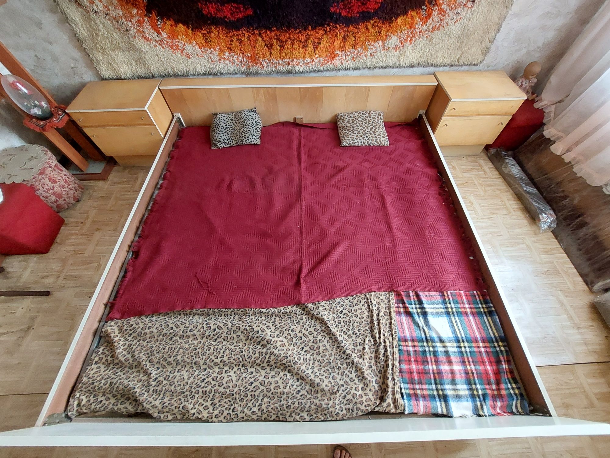 Rama i stelaż do łóżka 200x200 cm + dwie szafki nocne