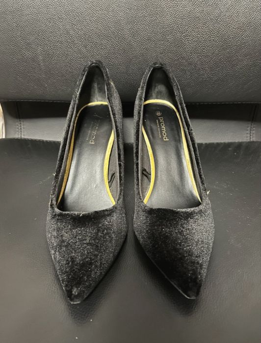 Czarne, welurowe szpilki ze złotym haftem 39