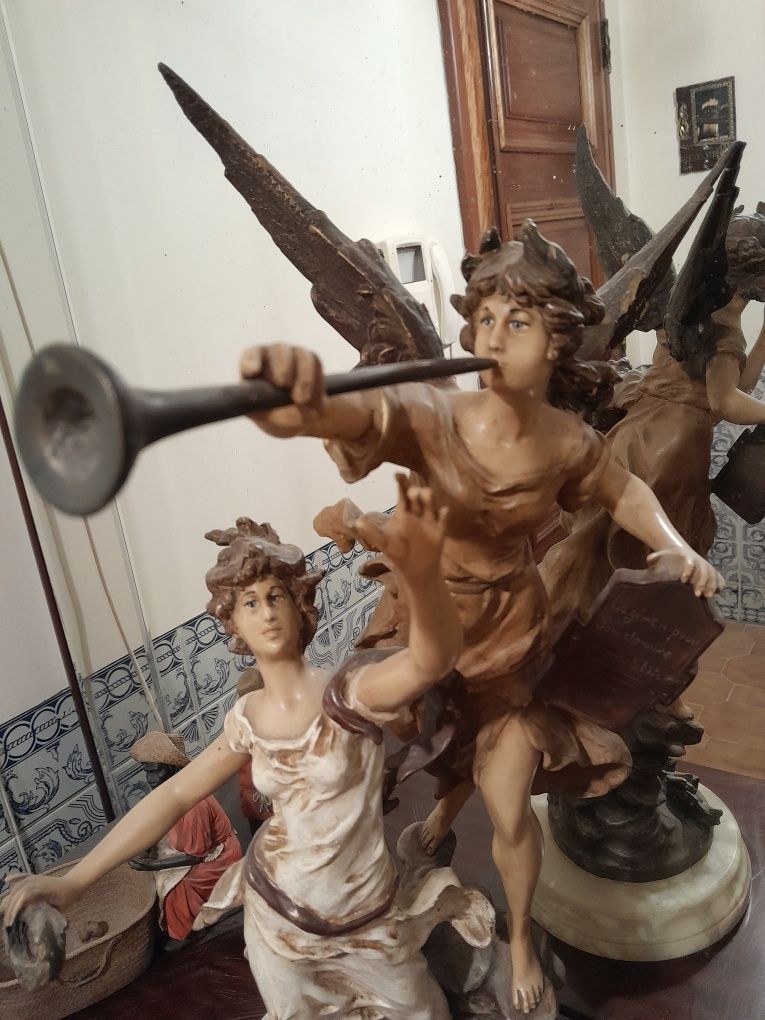 Estatueta antiga grande com 64 cm e base em mármore