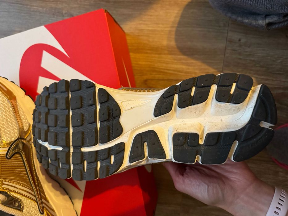 Biało-złote Nike WMN Vomero 5, rozmiar 42,5