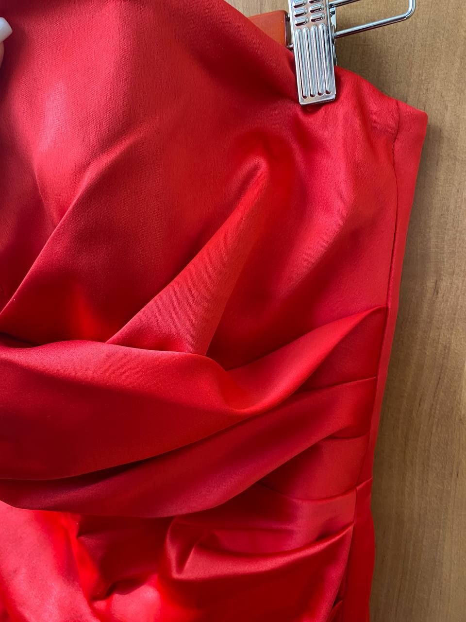 Вишукана червона сукня з об'ємними рукавами та розрізом в довжи
