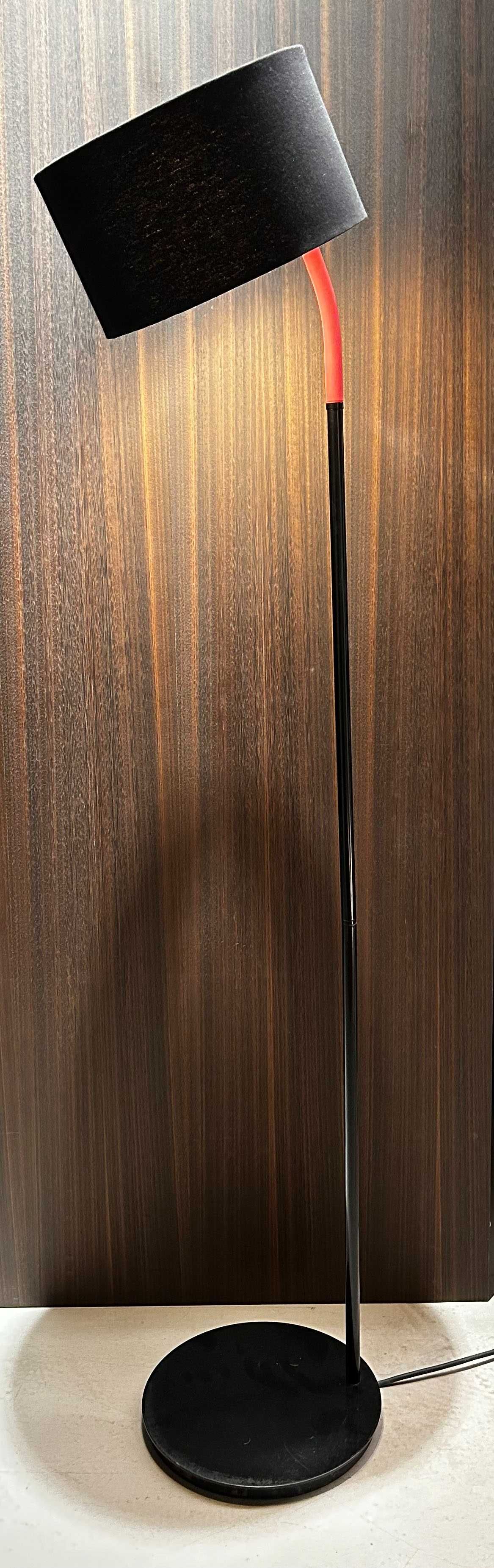 Candeeiro de pé flexível preto/vermelho com abajur preto