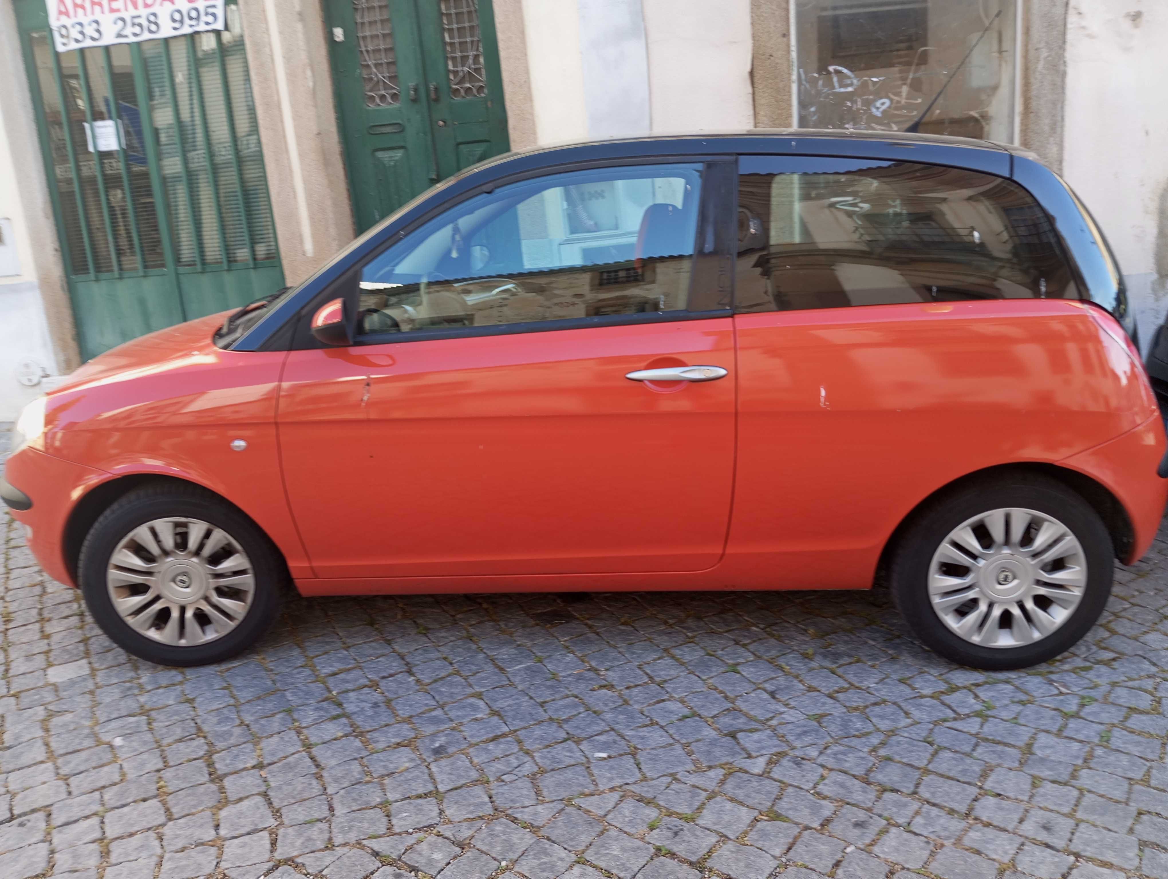 Carro citadino em bom estado