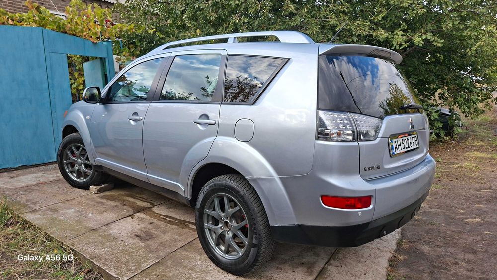 Автомобиль митсубиси аутлендор