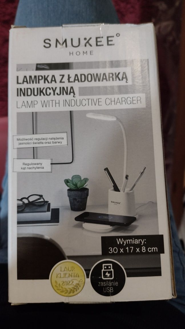 Lampka z ładowarką indukcyjną USB