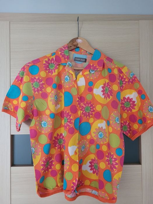 Letnia koszulka dziewczeca z krótkim rękawem i kołnierzem – intensywne