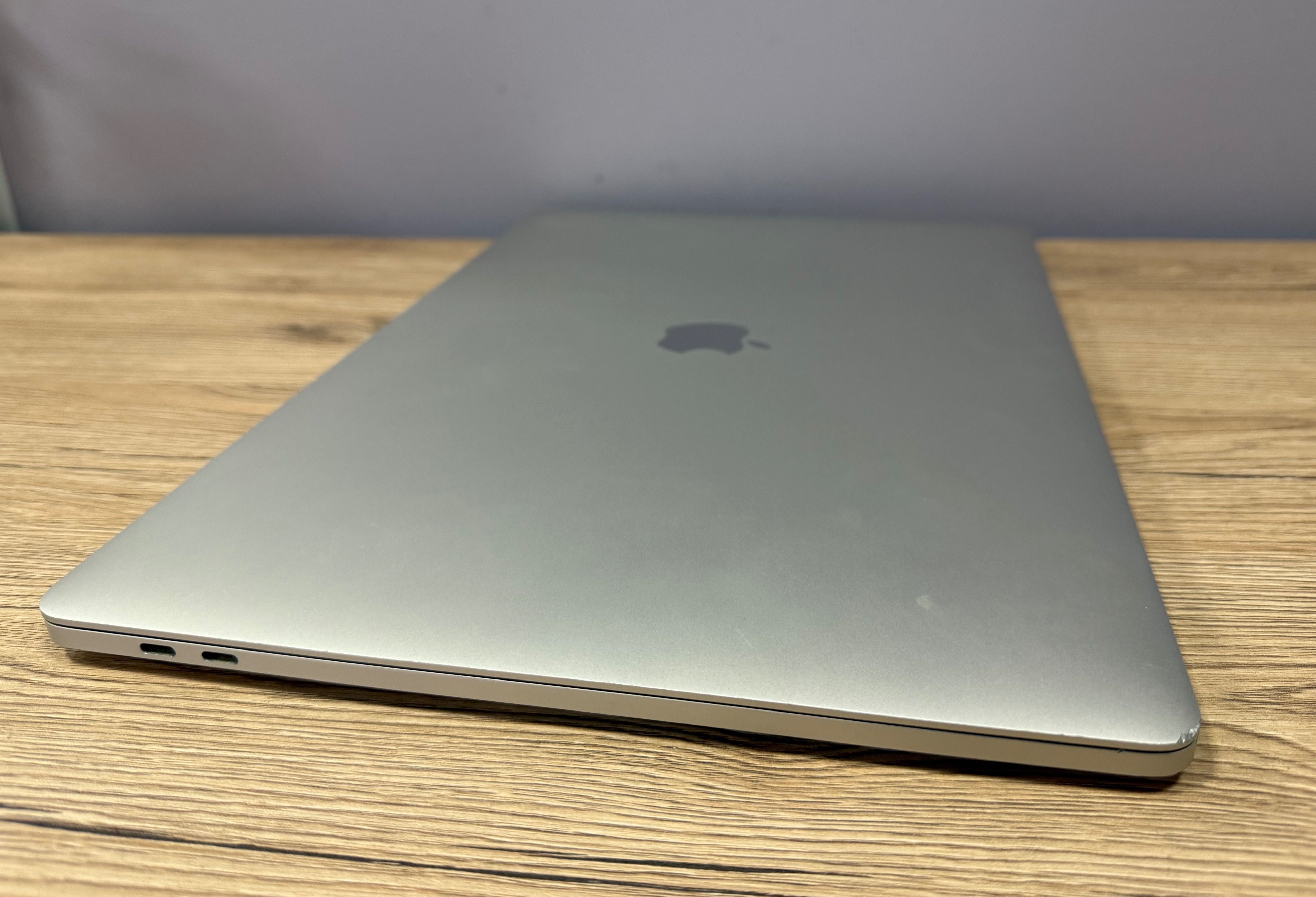MacBook Pro 15 (2018) i7 2.2/ 16/ 256/ Radeon  555X