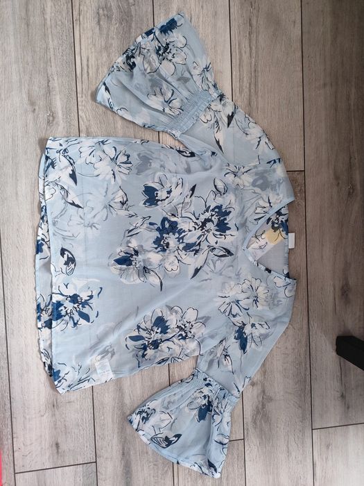 Bluzka przewiewna mgiełka z szerokimi rękawami niebieska w kwiaty