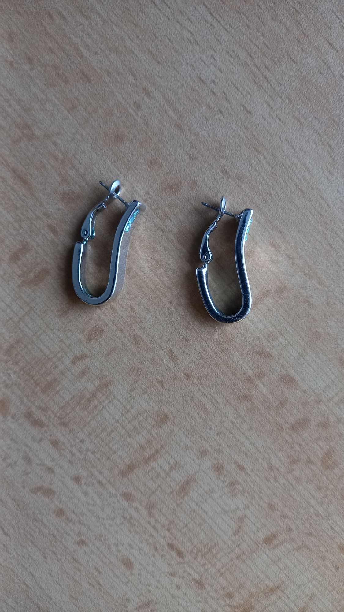 Серьги из белого металла, покрытые лаком, с камешками
