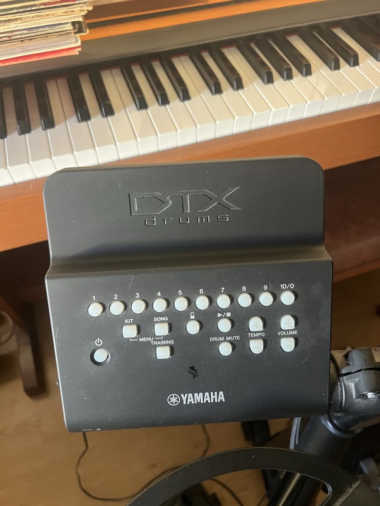 Bateria Elétrica Yamaha DTX400 Series (Usada) + Banco