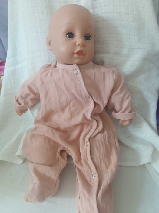 Lalka Smiki, wydaje dźwięki, otwiera oczy