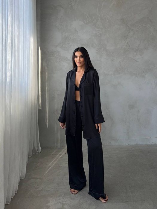 Класична чорна піжама з глибоким V-вирізом