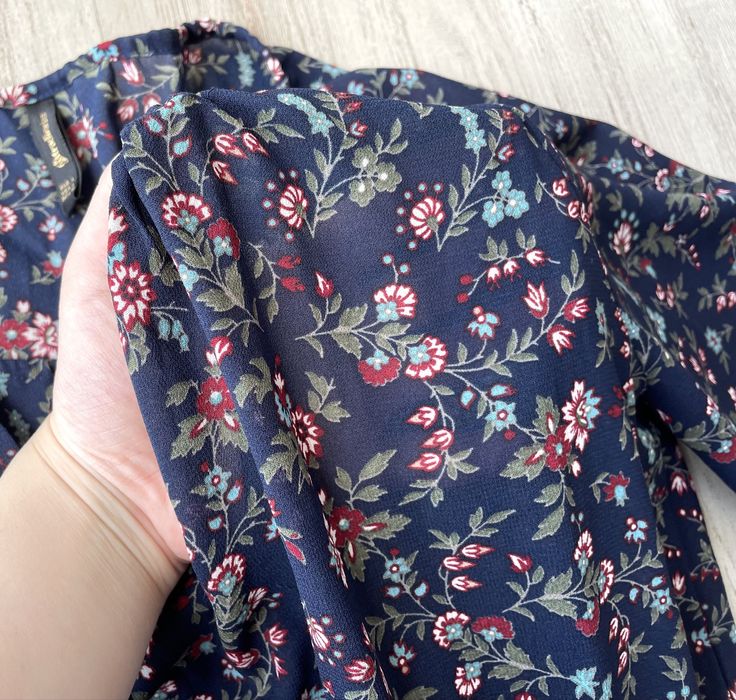 Vestido azul marinho com flores (Stradivarius, tamanho L)