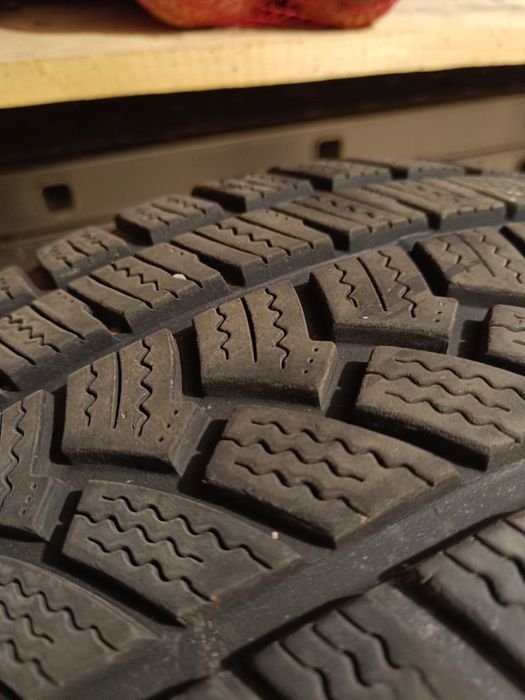 Opony zimow2 r. 16 (215/55) jak nowe! 190zl za sztukę (750zl komplet)