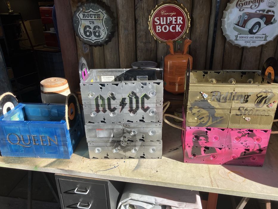 Caixa decorativa alusiva a bandas