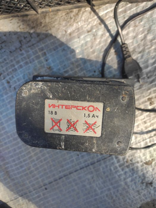 Зарядка шуруповерта .