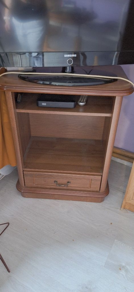 Oddam meble ,łóżko, półka pod telewizor i ławę