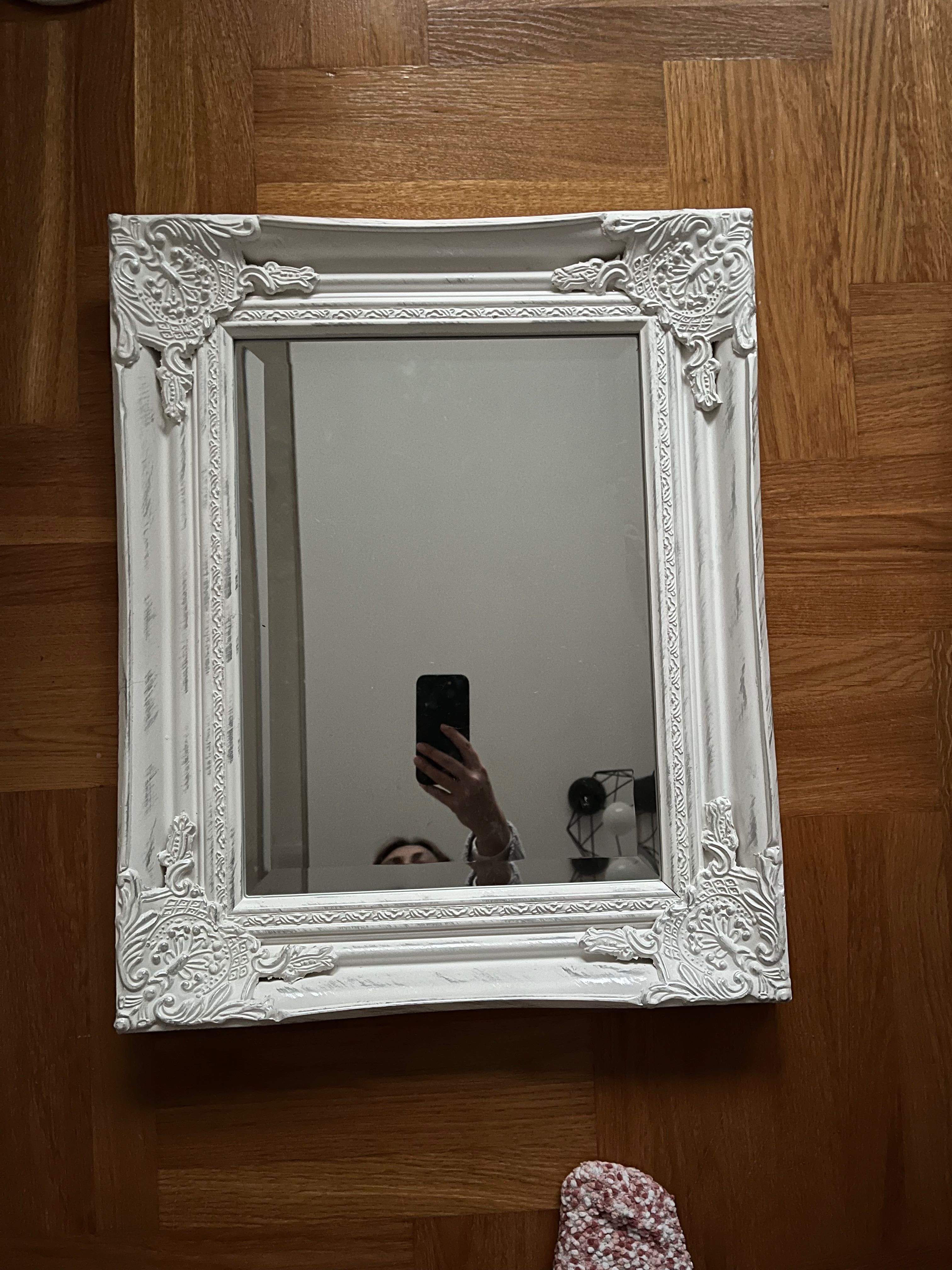 Lustro w białej ramie
