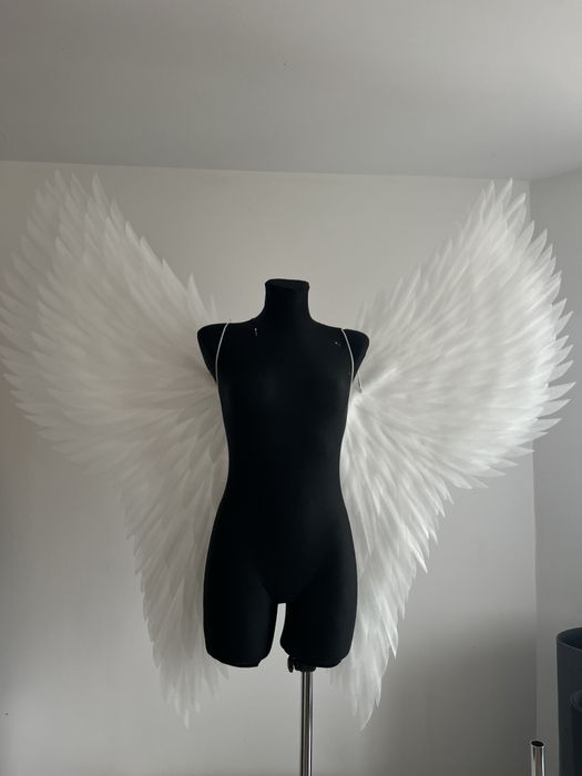 Duże białe skrzydła z led-podswietleniem