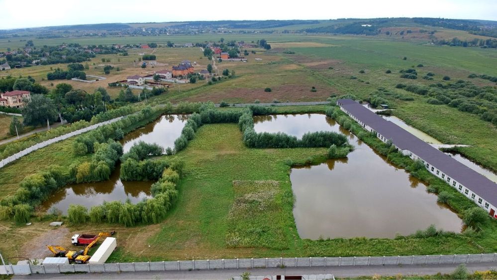 Продам земельну ділянку з нежитловими забудовами, Білогородка