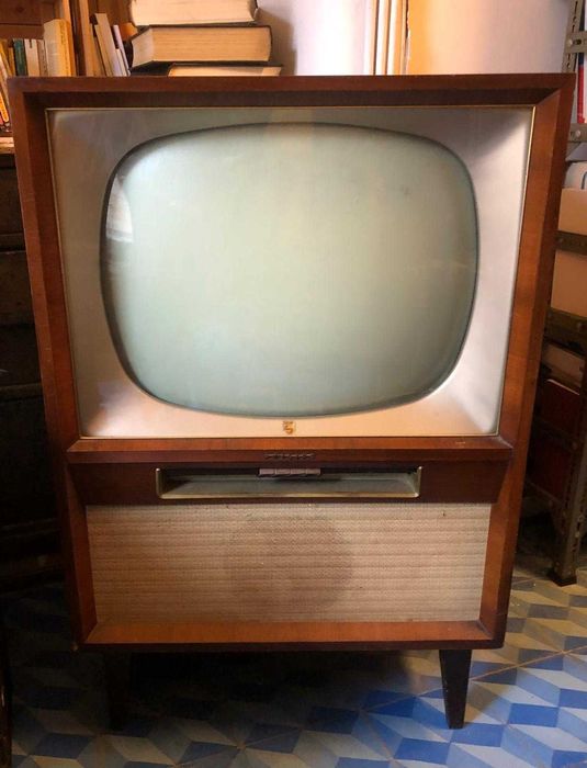 Televisão vintage em bom estado