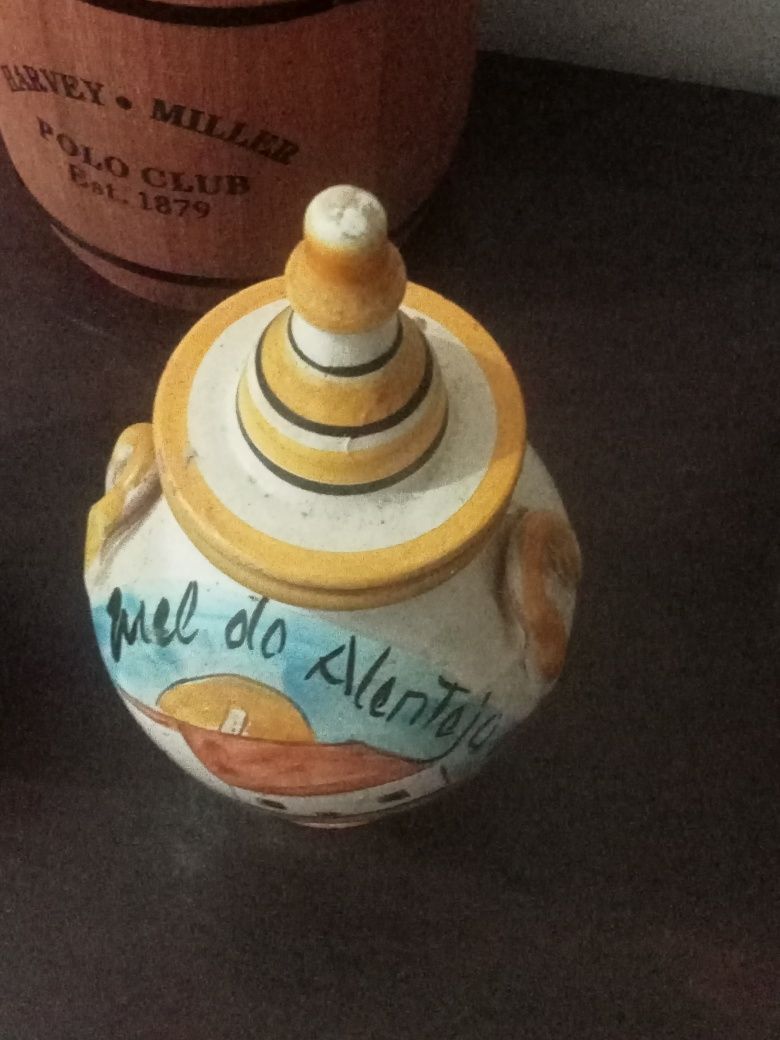 Dois potes de mel de barro, pintados á mão