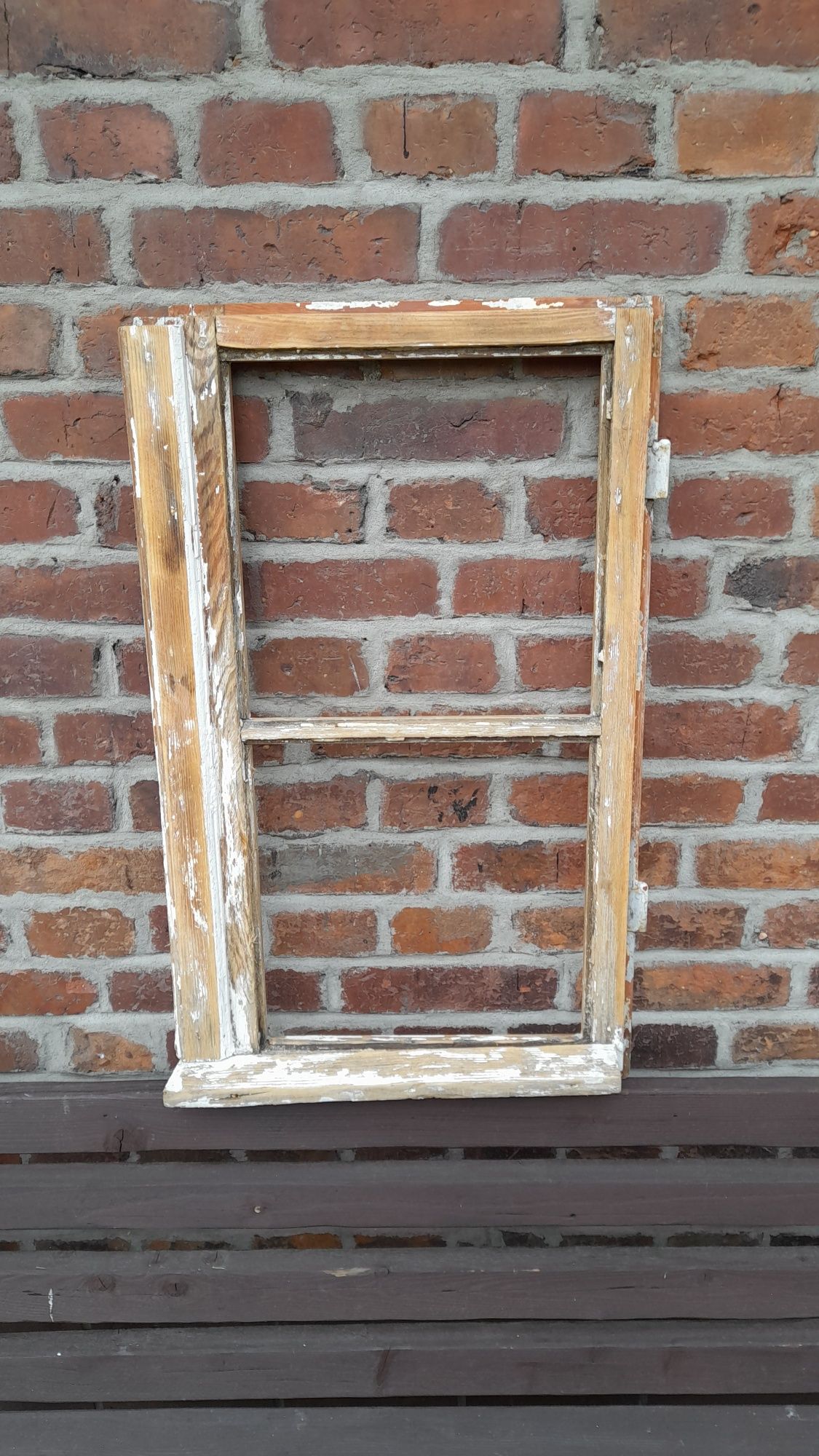 Stare drewniane zabytkowe okno.